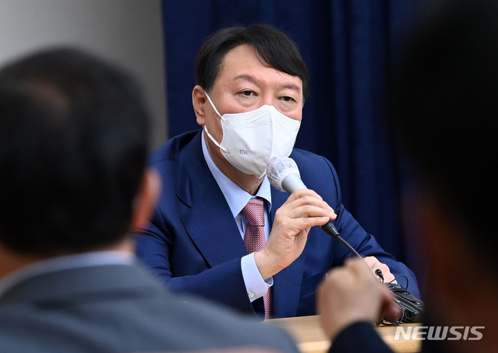 [서울=뉴시스] 국회사진기자단 = 국민의힘 대권주자인 윤석열 전 검찰총장이 14일 경기도 수원 장안구 경기도당에서 열린 '경기도당 주요당직자 간담회'에서 당원 질의에 답변하고 있다. 2021.10.14. photo@newsis.com