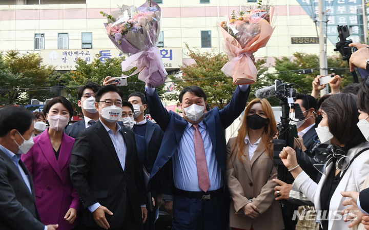 [서울=뉴시스] 국회사진기자단 = 국민의힘 대권주자인 윤석열 전 검찰총장이 14일 경기도 수원 장안구 경기도당에서 열린 '경기도당 주요당직자 간담회'에 지지자들의 환호를 받으며 참석하고 있다. 2021.10.14. photo@newsis.com
