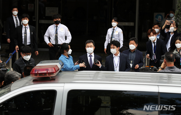 [서울=뉴시스] 백동현 기자 = 대장동 개발사업 특혜 의혹의 핵심 인물이자 화천대유 대주주 김만배 씨가 14일 오후 서울 서초구 서울중앙지방법원에서 열린 구속 전 피의자심문(영장실질심사)를 마치고 법원을 나오고 있다. 2021.10.14. livertrent@newsis.com