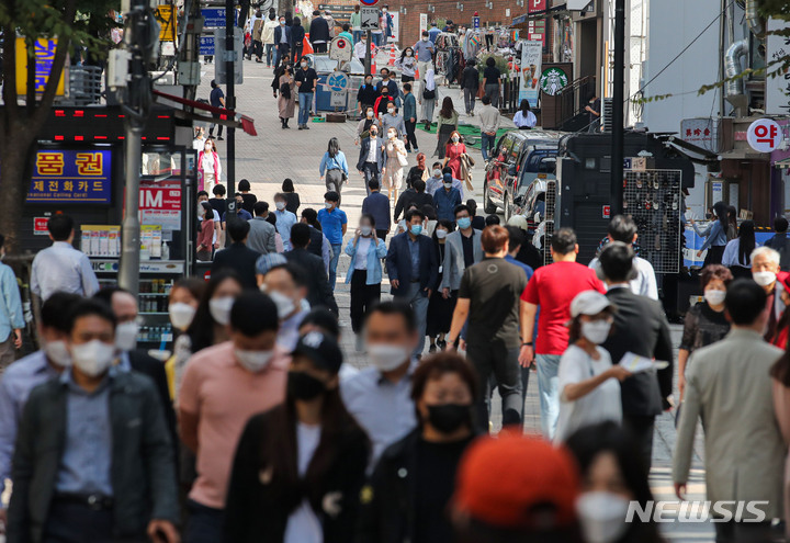 [서울=뉴시스] 권창회 기자 = 단계적 일상회복인 '위드 코로나' 방역체계 전환 전 마지막 사회적 거리두기 조정안 발표를 하루 앞둔 지난 14일 오후 서울 중구 명동거리에서 직장인들이 점심시간을 맞아 이동하고 있다. 2021.10.14. kch0523@newsis.com