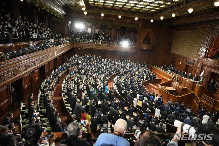 [도쿄(일본)=AP/뉴시스]지난해 10월 14일 국회에서 열린 중의원 본회의에서 의원들이 중의원 해산 발표를 듣고 있다. 2022.10.06.