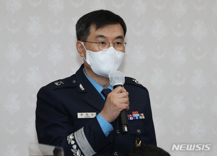 [계룡=뉴시스] 강종민 기자 = 지난해 10월14일 오전 충남 계룡대에서 열린 국회 국방위원회의 공군본부에 대한 국정감사에서 전익수 법무실장이 질의에 답하고 있다. (공동취재사진) 2021.10.14. photo@newsis.com