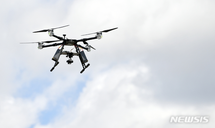 [광주=뉴시스] 드론 활용한 촬영 모습. hgryu77@newsis.com