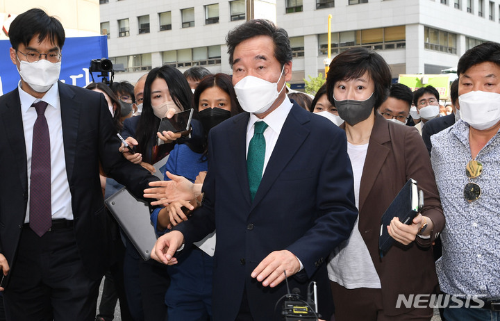[서울=뉴시스] 국회사진기자단 = 더불어민주당 경선후보 이낙연 전 대표가 14일 서울 여의도 대산빌딩에서 열린 이낙연 필연캠프 해단식을 마친뒤 자신의 차로 향하고 있다. 2021.10.14. photo@newsis.com