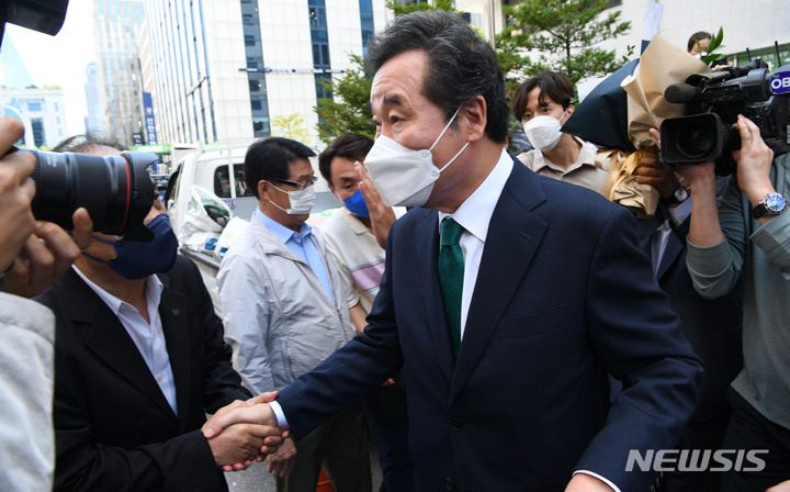 [서울=뉴시스] 국회사진기자단 = 더불어민주당 경선후보 이낙연 전 대표가 14일 서울 여의도 대산빌딩에서 열린 이낙연 필연캠프 해단식을 마친뒤 자신의 차로 향하고 있다. 2021.10.14. photo@newsis.com