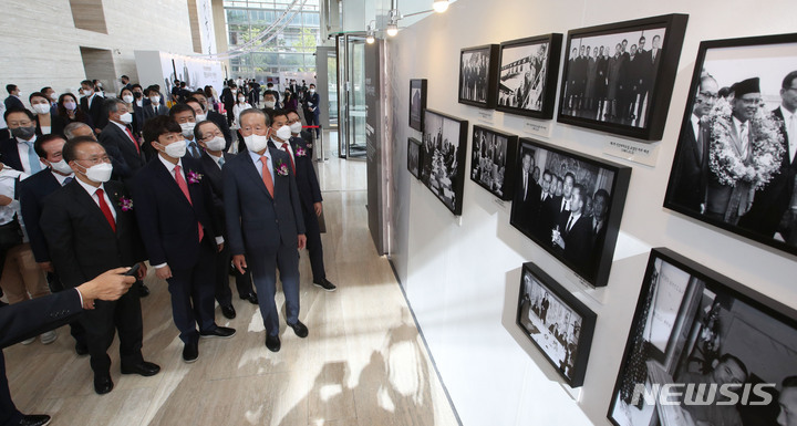 [서울=뉴시스] 국회사진기자단 = 이준석 국민의힘 대표와 허창수 전경련 회장이 14일 여의도 전국경제인연합회에서 열린 전경련 창립 60주년 사진전(부제:가슴이 뛴다)을 관람하고 있다. 2021.10.14. photo@newsis.com