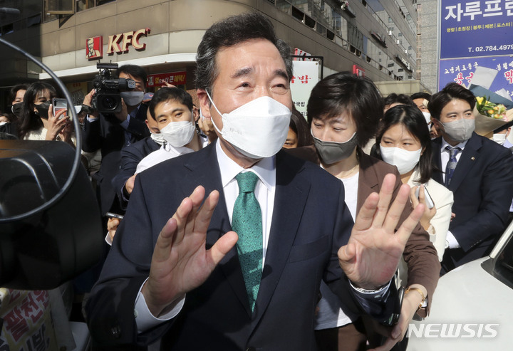 [서울=뉴시스] 국회사진기자단 = 이낙연 전 더불어민주당 대표가 14일 오후 서울 여의도 대산빌딩에서 열린 필연캠프 해단식을 마친 뒤, 입장표명 없이 자리를 떠나고 있다. 2021.10.14. photo@newsis.com
