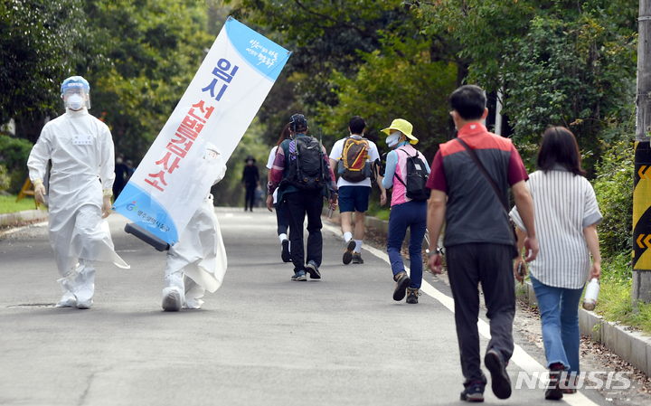 [광주=뉴시스] 류형근 기자 = 지난 14일 오전 광주 동구 무등산국립공원 증심사 인근에 탐방객 대상 코로나19 임시 선별검사소가 설치되고 있다. 2021.10.14. hgryu77@newsis.com