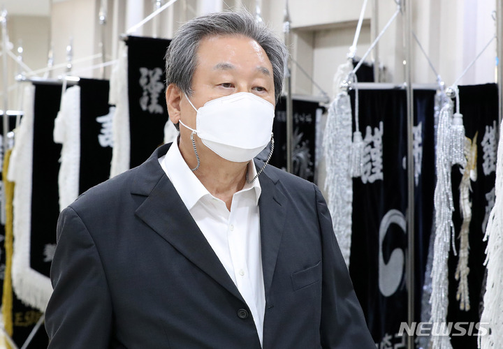 [서울=뉴시스] 백동현 기자 = 김무성 전 의원이 30일 오후 서울 서초구 가톨릭대학교 서울성모병원 장례식장에 마련된 고 이완구 전 국무총리의 빈소를 방문하고 있다. 2021.10.14. livertrent@newsis.com