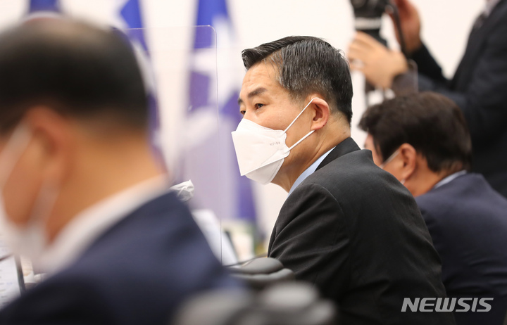 [계룡=뉴시스] 강종민 기자 = 14일 오후 충남 계룡대에서 열린 국회 국방위원회의 해군본부에 대한 국정감사에서 국민의힘 신원식 의원이 질의하고 있다. (공동취재사진) 2021.10.14. photo@newsis.com