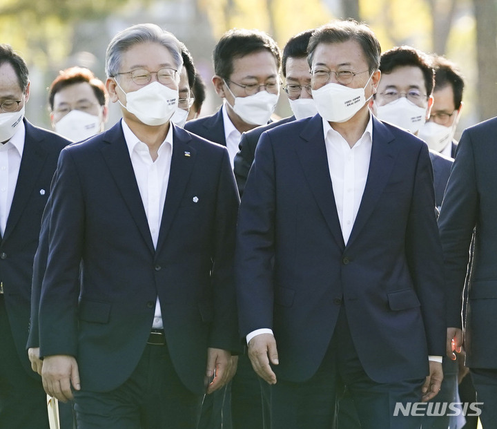 [세종=뉴시스] 김진아 기자 = 문재인 대통령이 지난 14일 오후 세종시 정부세종컨벤션센터에서 열린 '균형발전 성과와 초광역협력 지원전략 보고'행사에서 더불어민주당 대선후보인 이재명(왼쪽) 경기도지사를 비롯한 참석자들과 기념촬영장으로 이동하고 있다. 2021.10.14. bluesoda@newsis.com