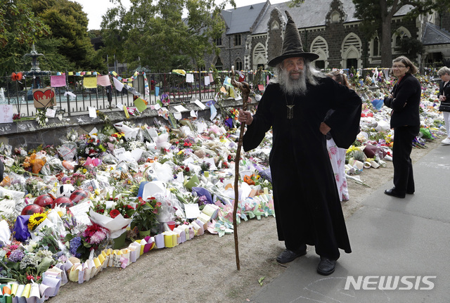 [뉴질랜드=AP/뉴시스] 뉴질랜드의 코미디언이자 마술사인 '마법사'가 2019년 3월 21일 뉴질랜드 크라이스트처치 식물원에서 열린 꽃 헌사에 방문했다. 크라이스트처치시의회는 새로운 관광 홍보 방향을 위해 15일 마법사와의 공식 계약을 종료하겠다고 밝혔다. 2021.10.15. *재판매 및 DB 금지