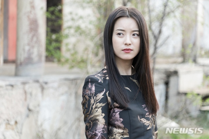 [서울=뉴시스]한효주 2021.10.15.(사진='태양은 움직이지 않는다' 스틸이미지 ) photo@newsis.com*재판매 및 DB 금지