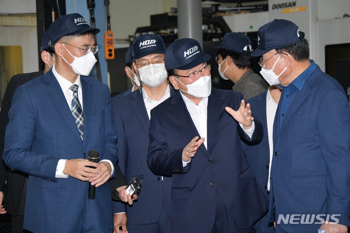 [창원=뉴시스] 홍정명 기자= 김부겸(가운데) 국무총리가 15일 오후 스마트공장을 도입한 창원 소재 ㈜현대정밀을 찾아 현장을 둘러보고 있다.(사진=경남도 제공) 2021.10.15. photo@newsis.com