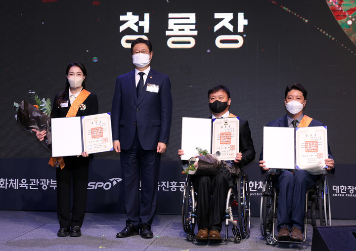 15일 서울 중구 더플라자호텔에서 열린 2021 체육발전유공 정부포상 전수식 및 제59회 대한민국체육상 시상식이 열렸다. 체육훈장 청룡장을 받은 김자인(오른쪽부터)과 황희 문체부 장관, 최일상, 김정길이 기념촬영을 하고 있다. (사진=문화체육관광부 제공) *재판매 및 DB 금지