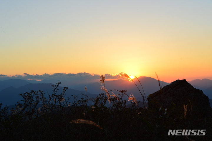 [합천=뉴시스] 김기진=15일 경남 합천군 황매산 건너편 지리산으로 해가 지고 있다. 2021.10.15. sky@newsis.com
