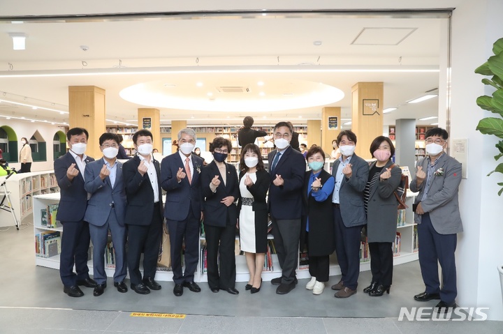 [창원=뉴시스] 홍정명기자= 15일 저녁 경남 창원시 마산합포구 마산도서관 재개관식에 참석한 박종훈 교육감 등이 기념촬영을 하고 있다.(사진=경남도교육청 제공) 2021.10.15. photo@newsis.com