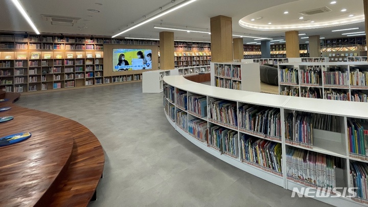 [창원=뉴시스] 홍정명기자= 15일 저녁 32년 만에 재개관식을 가진 경남 창원시 마산합포구 마산도서관 내부.(사진=경남도교육청 제공) 2021.10.15. photo@newsis.com