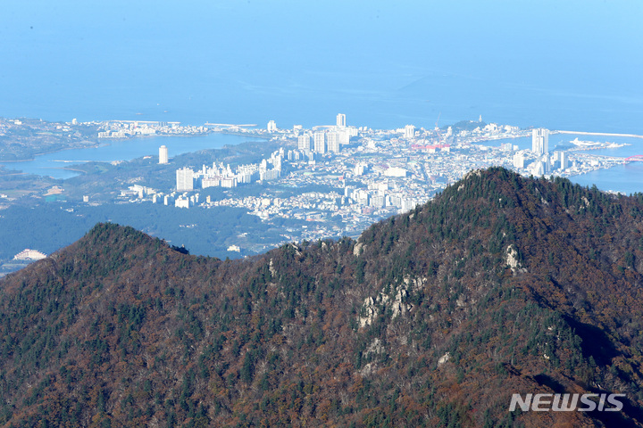 [서울=뉴시스] 설악산 대청봉에서 바라본 속초. 2021.10.15. 