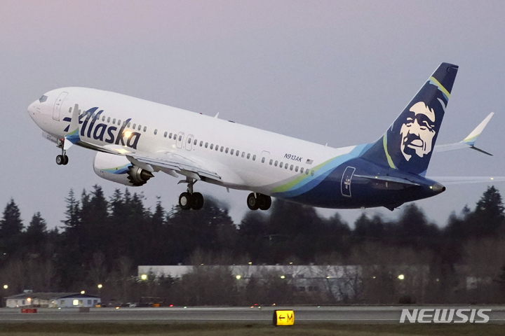 [AP/뉴시스] 보잉 737 맥스 사고기종의 여객기가 알래스카 항공사에서 최초로 올해 3월 샌디에이고 공항을 이륙하는 광경.&nbsp; 미연방항공청(FAA)는 이 항공기의 자동항법장치 결함을 제대로 보고하지 않았던 사고 당시 보잉사의 수석 파일럿이었던 마크 포크너를 14일 기소했다.&nbsp; 