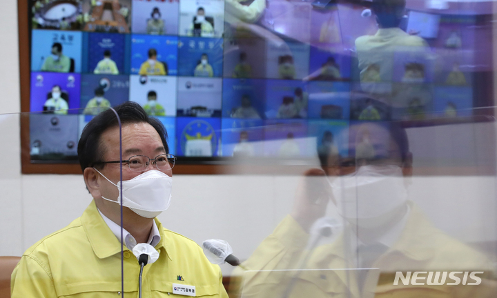 [서울=뉴시스] 김명원 기자 = 김부겸 국무총리가 15일 오전 서울 종로구 정부서울청사에서 열린 코로나19 중앙재난안전대책본부(중대본) 회의를 주재하며 발언하고 있다. (공동취재사진) 2021.10.15. photo@newsis.com