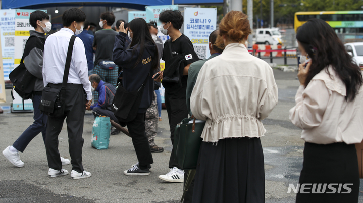 [서울=뉴시스] 정병혁 기자 = 단계적 일상회복인 '위드 코로나' 방역체계 전환을 앞두고 코로나19 확산세가 이어지고 있는 가운데 15일 오전 서울 중구 서울역광장에 설치된 임시선별검사소를 찾은 시민들이 코로나19 검사를 받기 위해 대기하고 있다. 2021.10.15. jhope@newsis.com