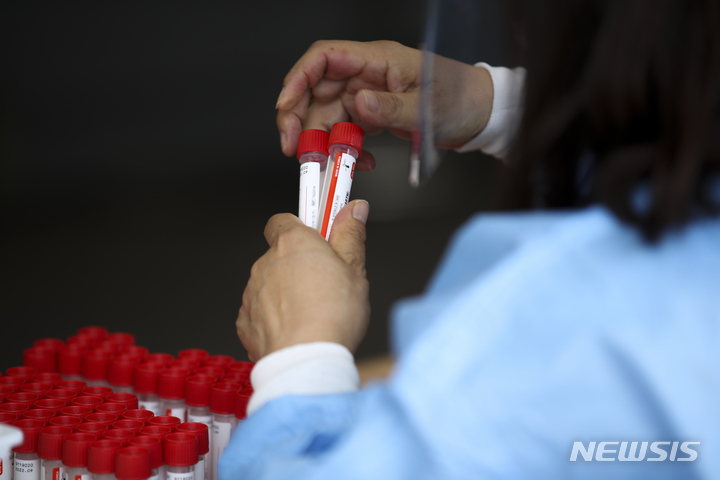 [서울=뉴시스] 정병혁 기자 = 단계적 일상회복인 '위드 코로나' 방역체계 전환을 앞두고 코로나19 확산세가 이어지고 있는 가운데 15일 오전 서울 중구 서울역광장에 설치된 임시선별검사소에서 의료진이 검사 준비를 하고 있다. 2021.10.15. jhope@newsis.com