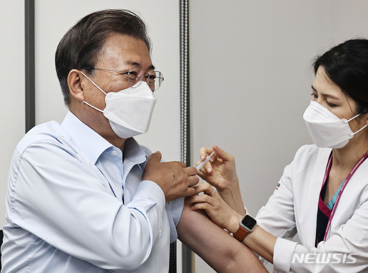 [서울=뉴시스] 김진아 기자 = 문재인 대통령이 15일 서울 국립중앙의료원 코로나19 중앙예방접종센터에서 코로나19 백신 추가 접종을 받고 있다. 2021.10.15. bluesoda@newsis.com