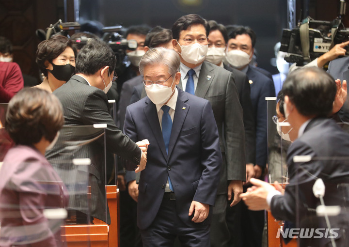 [서울=뉴시스] 전신 기자 = 이재명 더불어민주당 대선후보가 15일 서울 여의도 국회에서 열린 의원총회에 참석하고 있다. (공동취재사진) 2021.10.15. photo@newsis.com