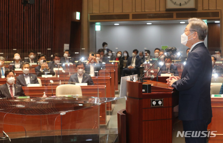 [서울=뉴시스] 전신 기자 = 이재명 더불어민주당 대선후보가 15일 서울 여의도 국회에서 열린 의원총회에서 발언하고 있다. (공동취재사진) 2021.10.15. photo@newsis.com