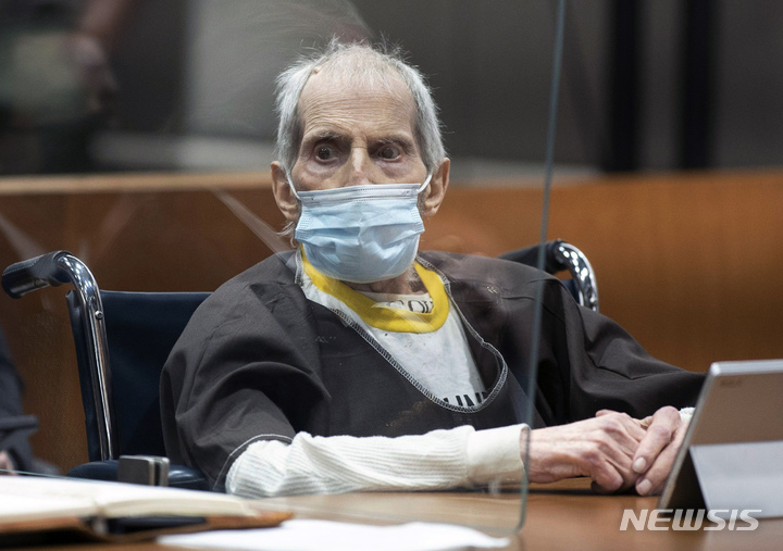[로스앤젤레스=AP/뉴시스]뉴욕의 부동산 재벌 로버트 더스트(78)가 14일 로스앤젤레스 법원에서 자신의 오랜 친구 수전 버먼의 살해에 대한 판사의 선고를 기다리고 있다. 그는 이날 가석방이 허용되지 않는 종신형을 선고받았다. 2021.10.15
