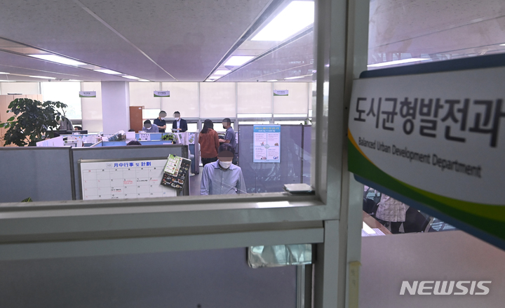 [성남=뉴시스] 김종택기자 = 대장동 개발 로비·특혜 의혹 사건을 수사중인 검찰이 15일 오전 경기도 성남시청 도시균형발전과에서 압수수색을 진행하고 있다. 2021.10.15.jtk@newsis.com