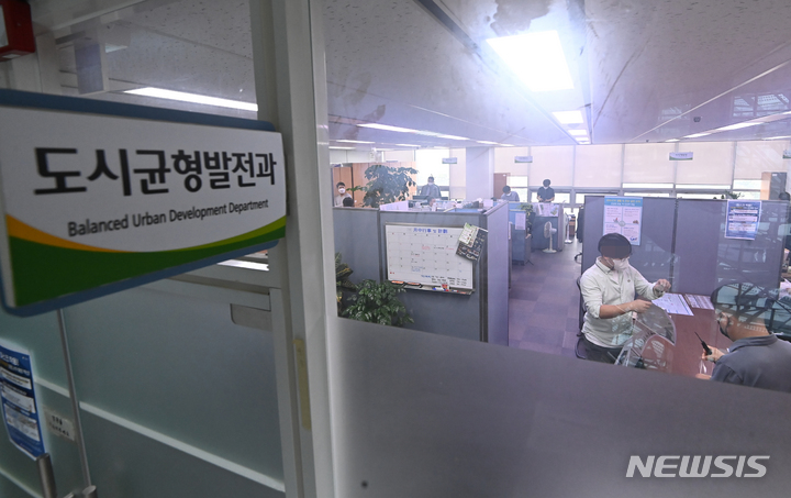 [성남=뉴시스] 김종택기자 = 대장동 개발 로비·특혜 의혹 사건을 수사중인 검찰이 15일 오전 경기도 성남시청 도시균형발전과에서 압수수색을 진행하고 있다. 2021.10.15. jtk@newsis.com