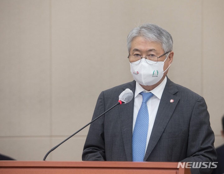 [서울=뉴시스] 전신 기자 = 15일 서울 여의도 국회에서 열린 보건복지위의 국민건강보험공단, 건강보험심사평가원에 대한 국정감사에서 김용익 국민건강보험공단 이사장이 업무보고를 하고 있다. (공동취재사진) 2021.10.15. photo@newsis.com
