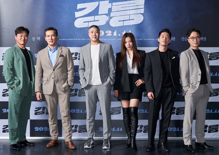 [서울=뉴시스] 박진희 기자 = 배우 오대환(왼쪽부터), 유오성, 윤영빈 감독, 이채영, 장혁, 박성근이 15일 영화 '강릉' 온라인 제작보고회를 하고 있다. (사진=스튜디오산타클로스 제공) 2021.10.15. photo@newsis.com *재판매 및 DB 금지