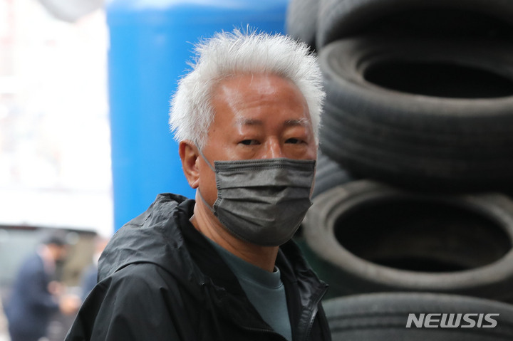 [서울=뉴시스] 권창회 기자 = 류석춘 전 연세대 교수가 15일 오전 서울 성북구 사랑제일교회에서 열린 국민혁명당 대통령후보 지명대회에 참석하고 있다. 2021.10.15. kch0523@newsis.com