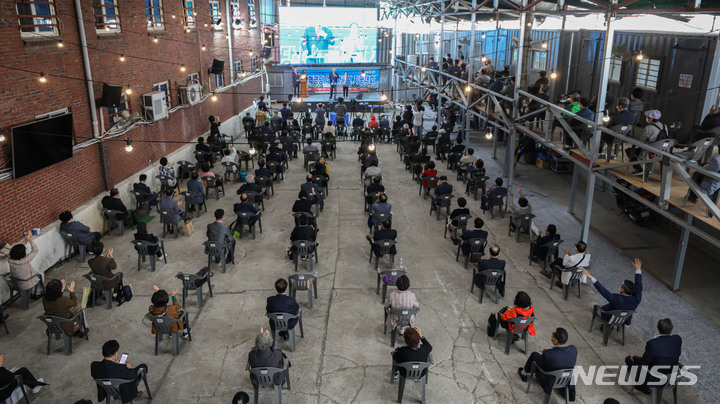 [서울=뉴시스] 권창회 기자 = 전광훈 사랑제일교회 목사가 15일 오전 서울 성북구 사랑제일교회에서 열린 국민혁명당 대통령후보 지명대회에서 축사를 하고 있다. 2021.10.15. kch0523@newsis.com