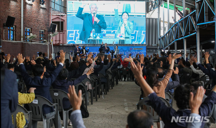 [서울=뉴시스] 권창회 기자 = 전광훈 사랑제일교회 목사가 15일 오전 서울 성북구 사랑제일교회에서 열린 국민혁명당 대통령후보 지명대회에서 축사를 하고 있다. 2021.10.15. kch0523@newsis.com