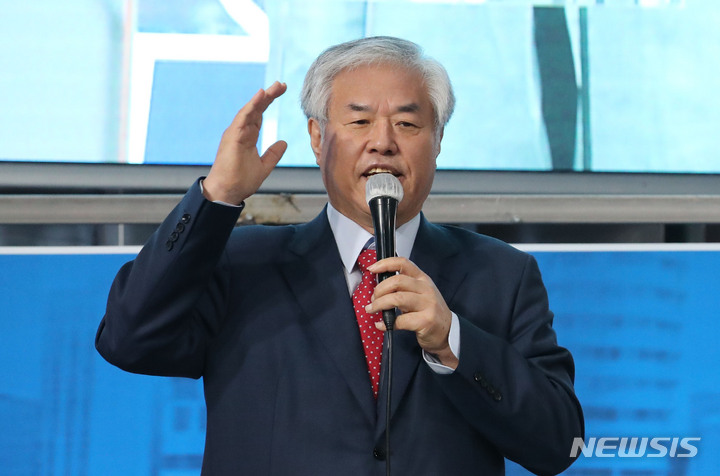 [서울=뉴시스] 권창회 기자 = 전광훈 사랑제일교회 목사가 15일 오전 서울 성북구 사랑제일교회에서 열린 국민혁명당 대통령후보 지명대회에서 축사를 하고 있다. 2021.10.15. kch0523@newsis.com