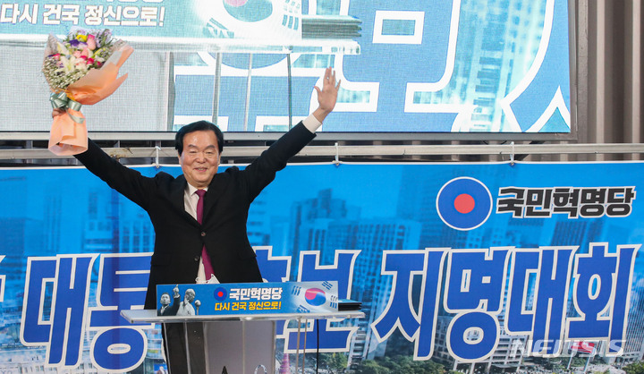 [서울=뉴시스] 권창회 기자 = 국민혁명당 대통령 후보로 선정된 김경재 후보가 15일 오전 서울 성북구 사랑제일교회에서 열린 국민혁명당 대통령후보 지명대회에서 꽃다발을 받고 만세를 하고 있다. 2021.10.15. kch0523@newsis.com
