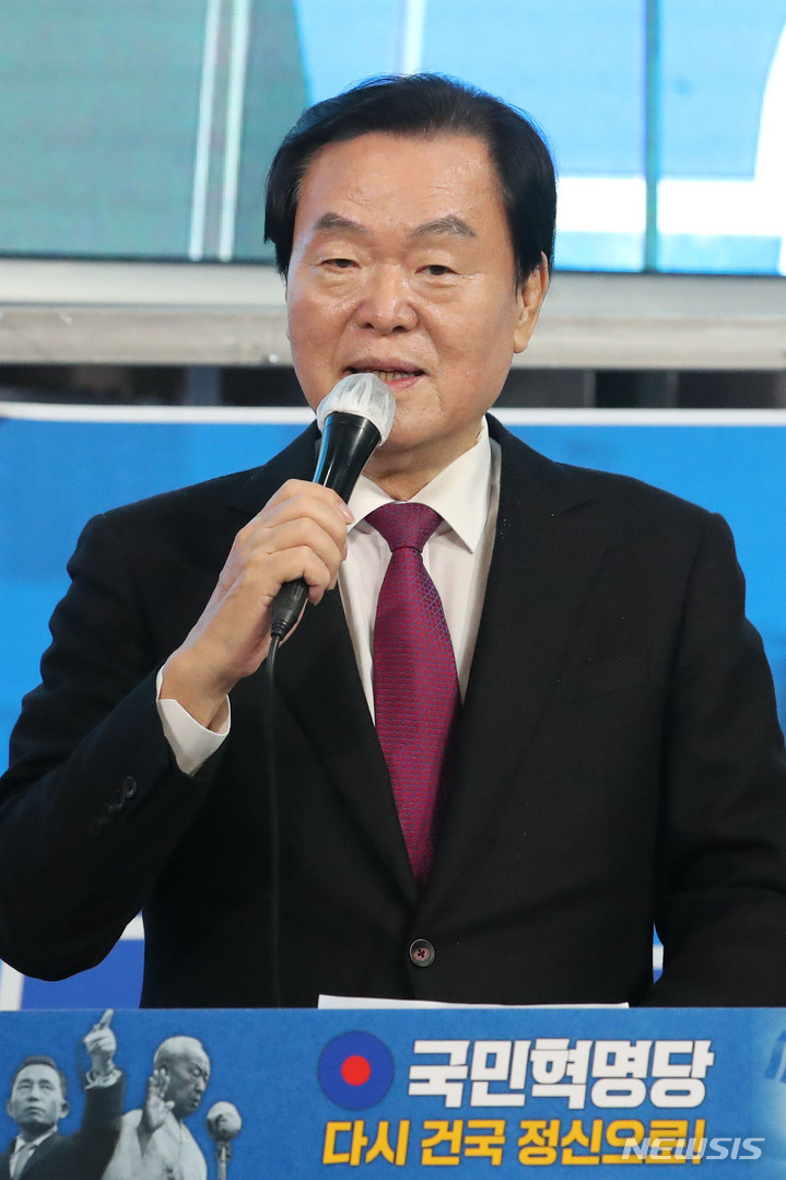 [서울=뉴시스] 권창회 기자 = 국민혁명당 대통령 후보로 선정된 김경재 후보가 15일 오전 서울 성북구 사랑제일교회에서 열린 국민혁명당 대통령후보 지명대회에서 발언을 하고 있다. 2021.10.15. kch0523@newsis.com