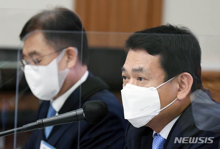 [인천=뉴시스] 공항사진기자단 = 김경욱 인천국제공항공사 사장이 15일 인천 영종도 인천국제공항공사에서 열린 인천국제공항공사·한국공항공사 등에 대한 2021 국회 국토교통위원회 국정감사에서 질의에 답하고 있다. 2021.10.15. photo@newsis.com