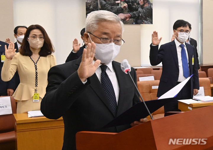 [서울=뉴시스] 전신 기자 = 송선태 5·18민주화운동진상규명조사위원장이 15일 서울 여의도 국회에서 열린 국방위원회의 5·18민주화운동 진상규명 조사위원회 등에 대한 국정감사에서 증인 선서하고 있다. (공동취재사진) 2021.10.15. photo@newsis.com