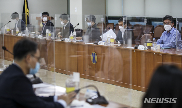 [서울=뉴시스] 정병혁 기자 = 권덕철 보건복지부 장관이 의료·방역분과위원들이 15일 오후 서울 서초구 건강보험심사평가원 서울사무소 별관에서 열린 코로나19 일상회복지원위원회 의료·방역분과위원회 1차 회의에 참석하고 있다. 2021.10.15. jhope@newsis.com