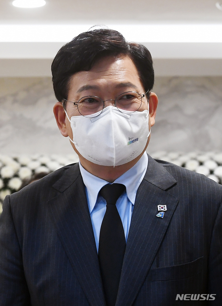 [서울=뉴시스] 조성우 기자 = 송영길 더불어민주당 대표가 15일 오후 서울 서초구 서울성모병원 장례식장에 마련된 고 이완구 전 국무총리의 빈소를 찾아 조문하고 있다. (공동취재사진) 2021.10.15. photo@newsis.com