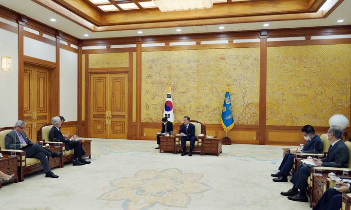 [서울=뉴시스] 문재인 대통령이 15일 청와대 본관 접견실에서 윌리엄 번스 미 중앙정보국(CIA) 국장을 접견하고 있다. 2021.10.15 (사진=청와대 제공) photo@newsis.com *재판매 및 DB 금지