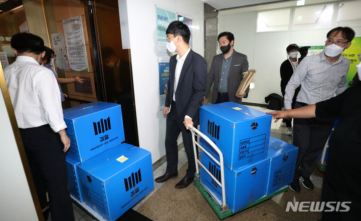 [성남=뉴시스] 김종택 기자 = 서울중앙지검 대장동 개발 의혹 사건 전담수사팀이 지난 15일 오후 경기도 성남시청에서 대장동 개발사업의 특혜 의혹과 관련한 압수수색을 마친 뒤 압수품을 옮기고 있다. 2021.10.15.jtk@newsis.com