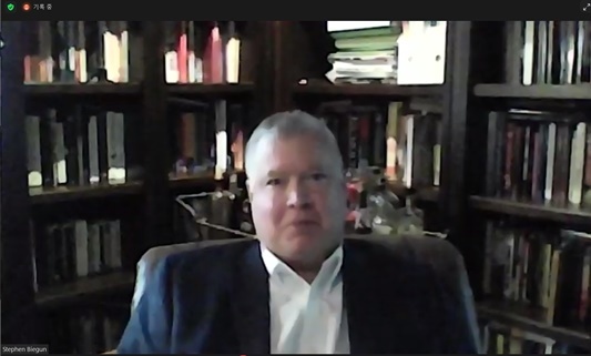 [워싱턴=뉴시스]스티븐 비건 전 국무부 부장관 겸 대북정책특별대표가 15일(현지시간) 조지워싱턴대 한국학연구소와 KDI 국제정책대학원대학교의 북한 경제 관련 온라인 세미나에서 발언하는 모습. 2021.10.15. *재판매 및 DB 금지