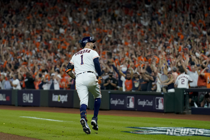[휴스턴=AP/뉴시스]휴스턴 애스트로스 카를로스 코레아가 16일(한국시간) ALCS 1차전에서 7회 홈런을 친 뒤 베이스를 돌고 있다. 2021.10.16.