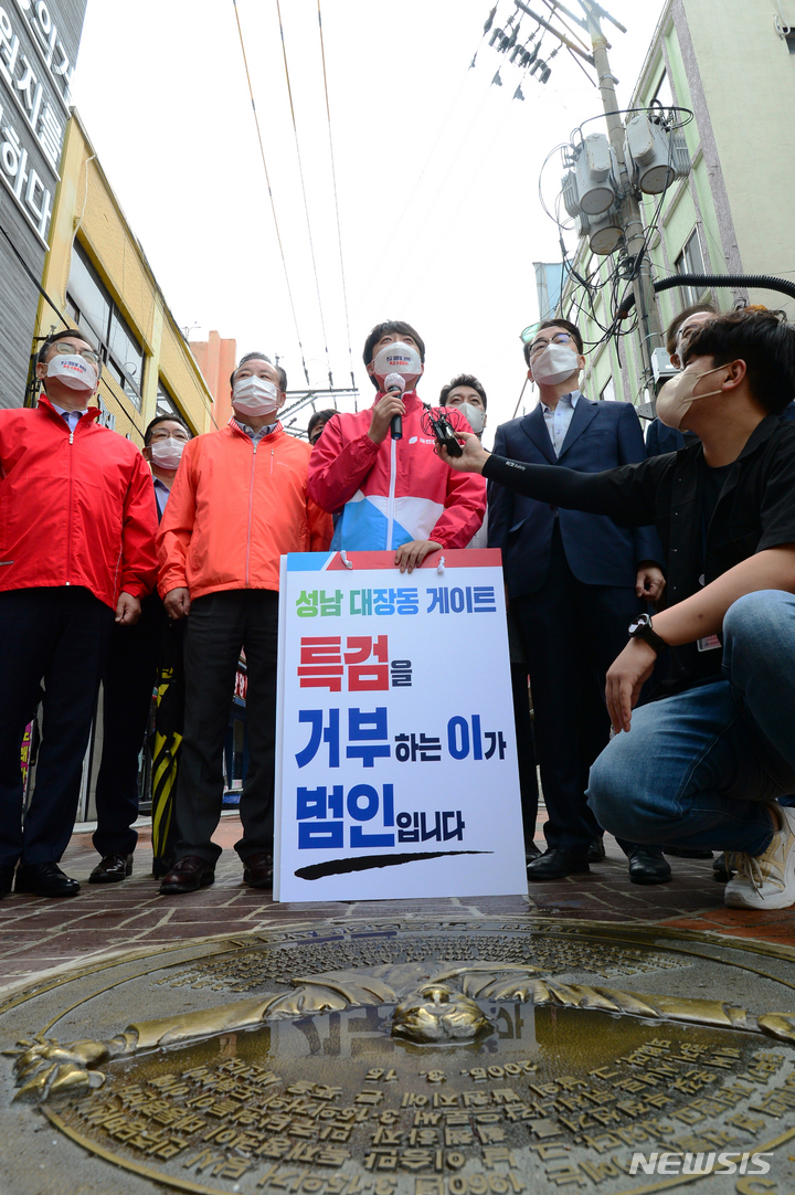 [창원=뉴시스] 차용현 기자 = 16일 오후 국민의 힘 이준석 당 대표가 경남 창원시 마산합포구 소재 3.15의거 발원지 기념관 앞에서 ‘대장동 게이트 특검 촉구 1인 도보 피케팅’에 앞서 특검수용을 촉구하고 있다. 2021.10.16. con@newsis.com